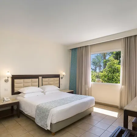 Aparthotel Avanti Village 4*